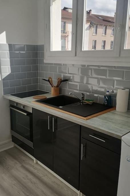 Appartement Avec Balcon Et Parking Prive Роанн Екстер'єр фото